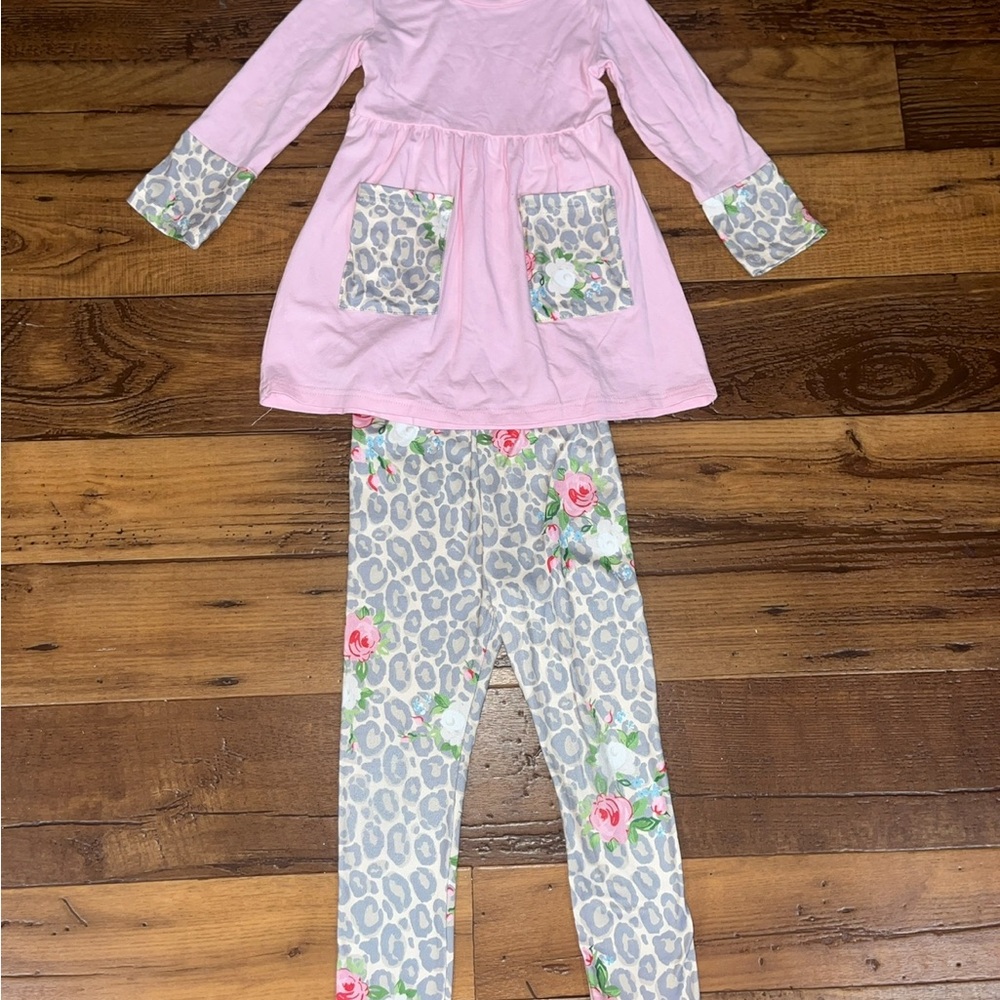 NWOT- Outfit for Girls with Matching Scarf- Size L